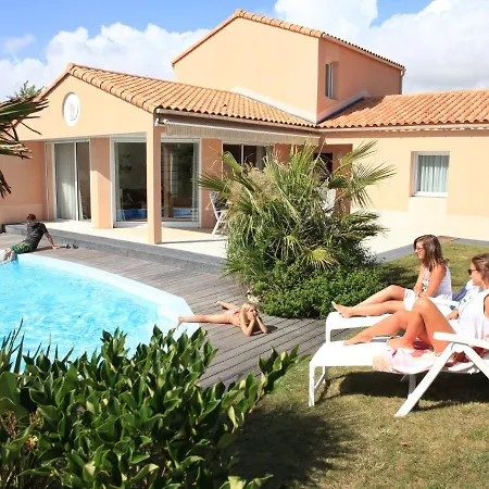 Attractively Furnished With Private Pool In D'olonne וילה *